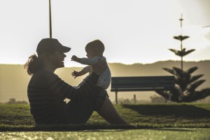 Mãe e filho brincando no parque