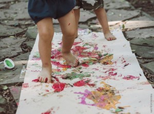 Criança brincando com os pés Massacuca