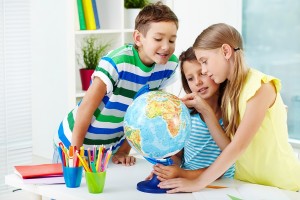 Crianças aprendendo sobre o mundo