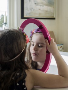 menina com autismo no espelho